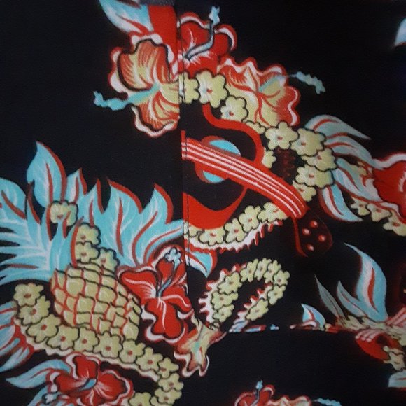 2/$10🧺 Mens Guitar Shirt Size Med - Picture 3 of 3